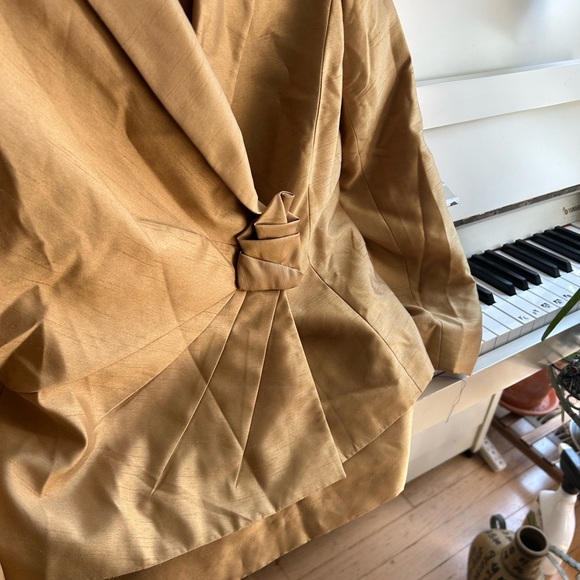 Y2K Tahari Gold Skirt Set Elegant and Versatile 8 - Picture 3 of 15